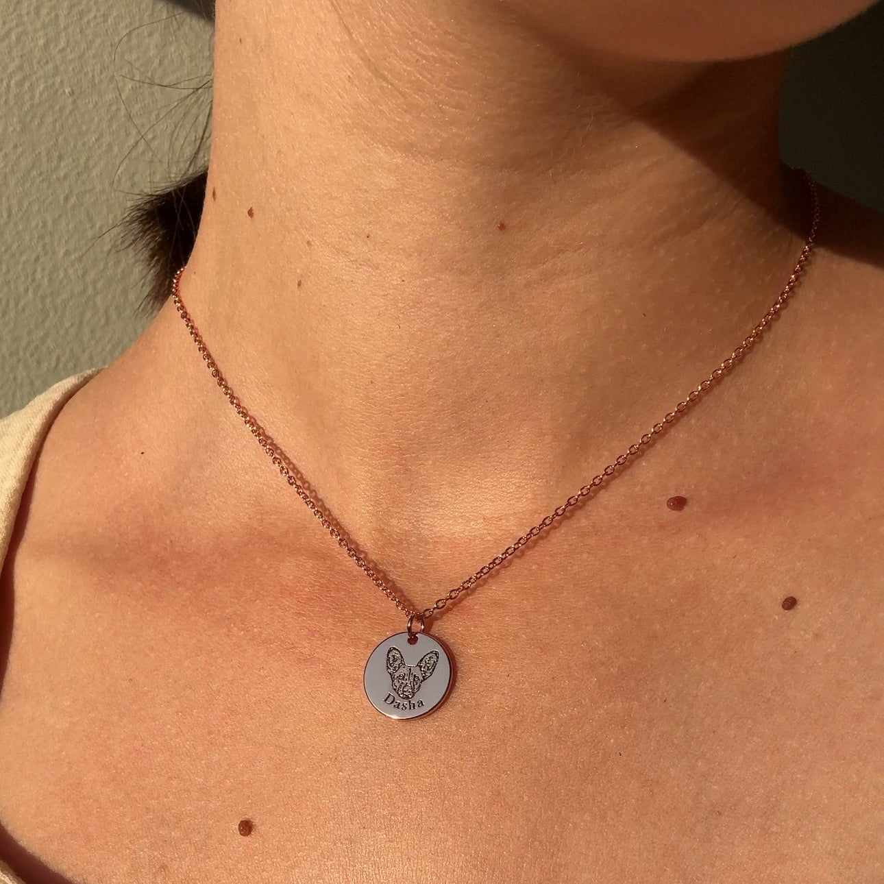 Personalizovaný náhrdelník se jménem a tváří domácího mazlíčka