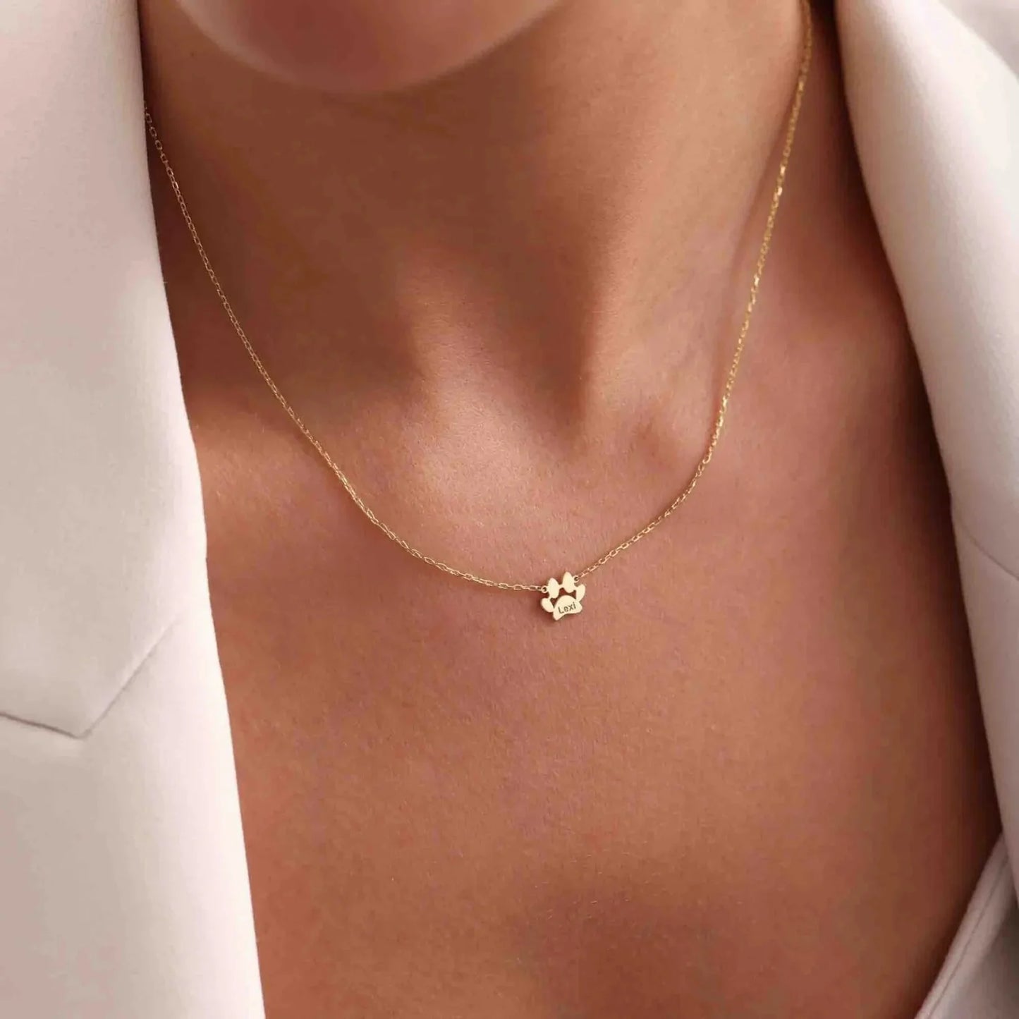 Personalizovaný náhrdelník se jmény na samostatných tlapkách